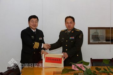 南京军区杭州疗养院组织专家为体系部队送健康
