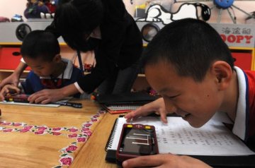 北京市盲人学校：学生免费配置助视器