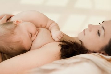 让人动容的母乳喂养温馨时刻