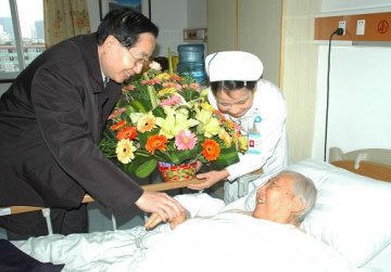 中山大学郑德涛书记到三院看望彭文伟老校长