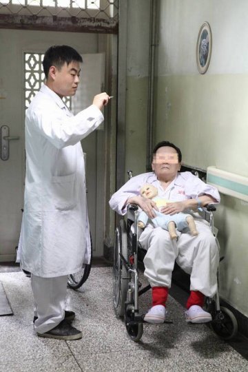 独家实拍：精神病院护士工作现场