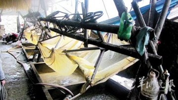 脏乱臭窝棚内狂做黑腐竹 腐竹和袜子内裤一起晒