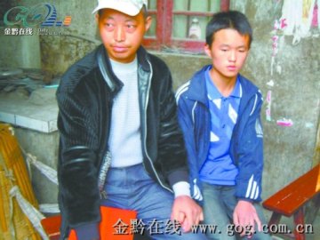 两男孩为救患白血病父亲网上卖身