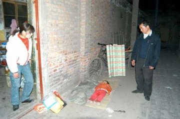 三岁小女孩离奇丧命 尸体挂在一健身器材上