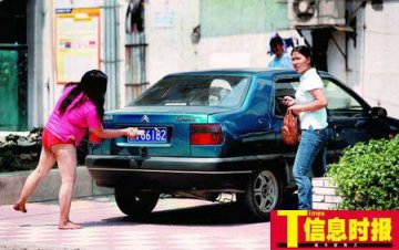 女子精神不正常当街脱衣服砸车