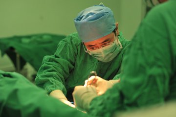 切除肺癌病灶只开了一个操作孔