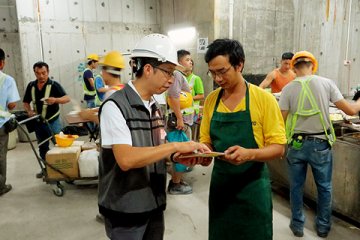 两局为预防群集场所爆发食源性疾病 到大工地宣传食安与职安