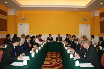 马建中副局长会见世界针灸学会联合会执委