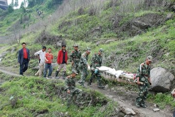 武警资阳市支队：7小时紧急运送转移伤病员65人出震区