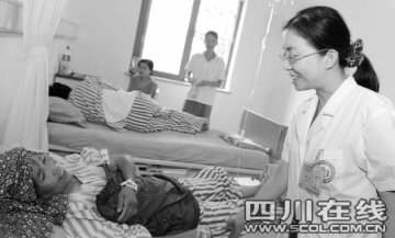 六旬太婆拿大砍刀捶背以痛止痛