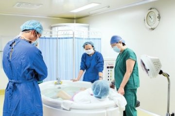 四川首个“水中分娩”宝宝在成都顺利出生