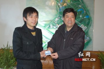 长沙首张大学生医保卡发放 年最高支付限额10万元