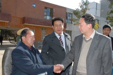省委省政府慰问团走访慰问荣军康复医院残疾军人