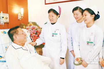 广州军区广州总医院护理部原主任梅桂萍提灯洒爱四十载