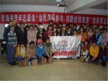 青海省疾控中心组织开展青年志愿者“你我共同参与、消除结核危害”结核病主题宣传活动