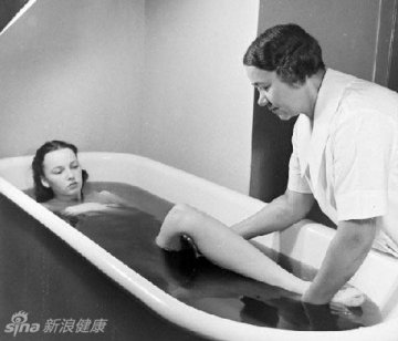 探秘国外最神秘恐怖的少女药浴