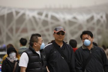 华北沙尘暴携粉煤灰 环保组织提醒市民注意防护