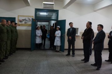 郭伯权厅长到省荣复军人第二医院视察工作并看望优抚病员