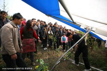 67岁老人驾无动力三角翼飞越四川老峨山