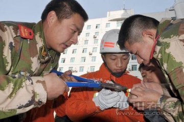 11岁孩子手指遭戒指箍紧 消防巧解围