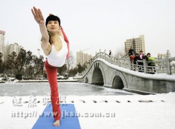 雪中练习瑜伽