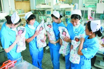 河南产妇生五胞胎 面向社会为孩子征名