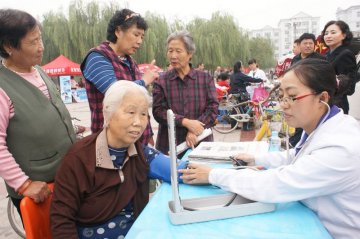 邯郸举办 “送健康进社区”活动
