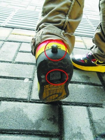 小学生热衷穿暴走鞋 医生称久穿易肌肉劳损