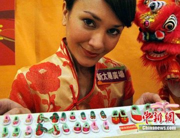 女子绣出长3.8毫米绣花鞋 仅有米粒大小