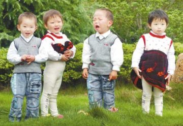 四胞胎一起上小学 家长喜忧参半