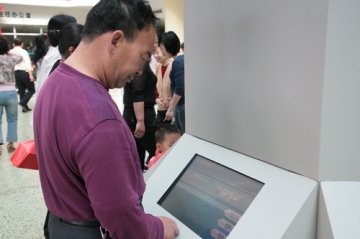西京医院门诊部启用新型自助挂号机受好评