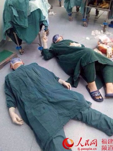 3名医生为病人连做32小时手术 累瘫在手术台边