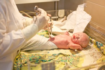 高清：直击年轻母亲剖腹产分娩全过程
