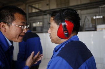 李亚明班长与工人交流