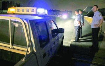 上海华江路桥猪内脏黑市：买主多是工厂食堂饭店