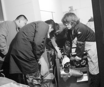 孕妇右手被卡进绞肉机 为了胎儿发育拒用麻药