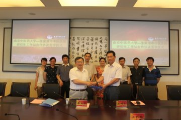 我校与附属张家港市中医医院举行研究生工作站合作签字仪式