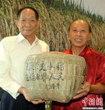 袁隆平八十寿辰 老艺人赠“丰收箩”