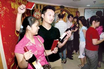 七夕节前办理婚姻登记人数增加二至三倍