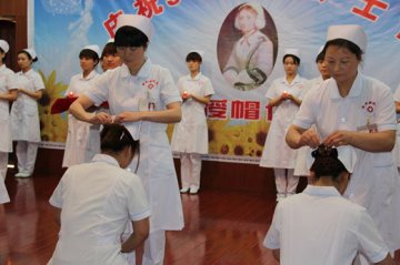 省荣誉军人康复医院：举行新护士传光授帽仪式