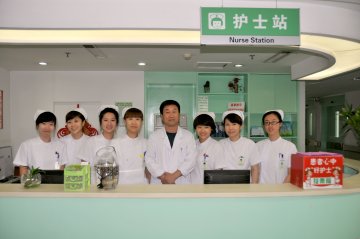 脱去白大衣还是 白衣天使