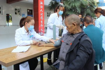 县中医医院免费为中心敬老院五保老仁义诊