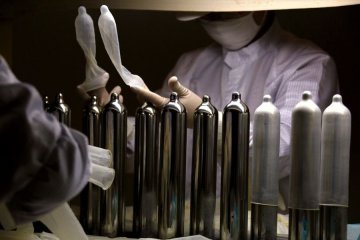 工人正在进行电子针孔检测