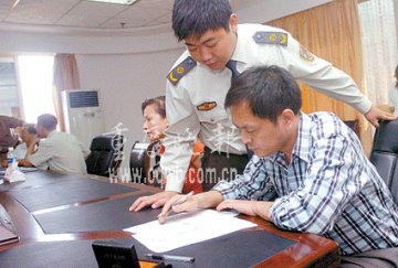 的哥甩孕妇下车被吊销其从业资格证