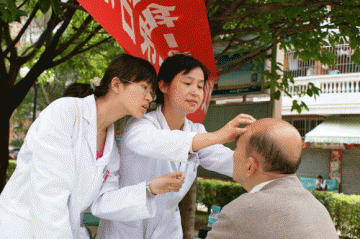义诊服务到社区 人民群众得实惠--附属五院综合二支部开展义诊活动