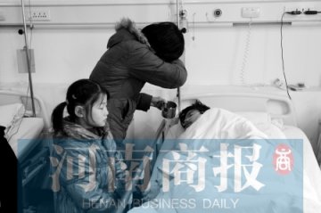 男子患罕见病高烧三个月不退 偏瘫父亲卖狗筹钱