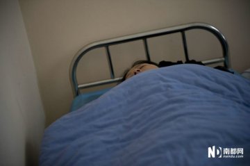 执法人员到达现场发现几位代孕妈妈正在进行治疗