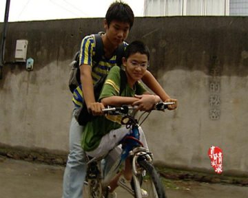 少年4年风雨无阻每天背患病同学上学