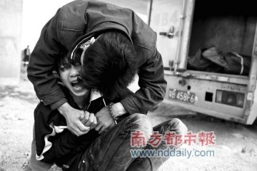 盐酸油罐车侧翻压瘪轿车致一人死亡