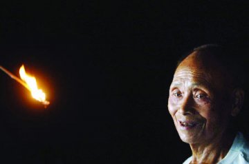 85岁老人独居深山几十年积攒粮食万余斤
